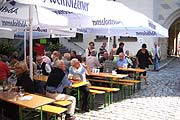 im Schatten des AltenHofs Frankenwein geniessen (Foto: Martin Schmitz)